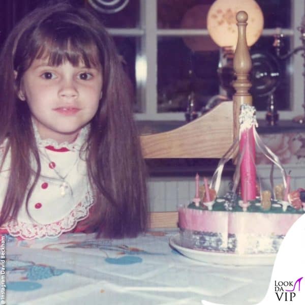David Beckham fa gli auguri alla moglie aprendo l'album del ricordi: Victoria da bambina 