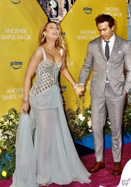 Abito da sogno e risate complici: Blake e Ryan, coppia d’oro alla première di Another simple favor