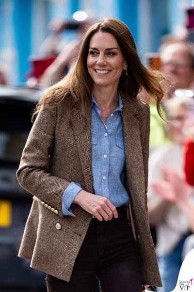 Per lei tweed e camicia chiara, sorriso smagliante e... charme reale!