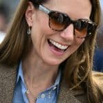 Kate Middleton con capelli biondi e occhiali da sole