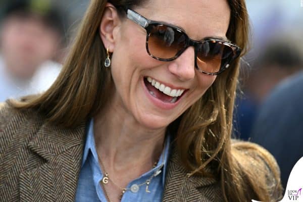 Kate sorride con i nuovi riflessi biondi e occhiali tartarugati