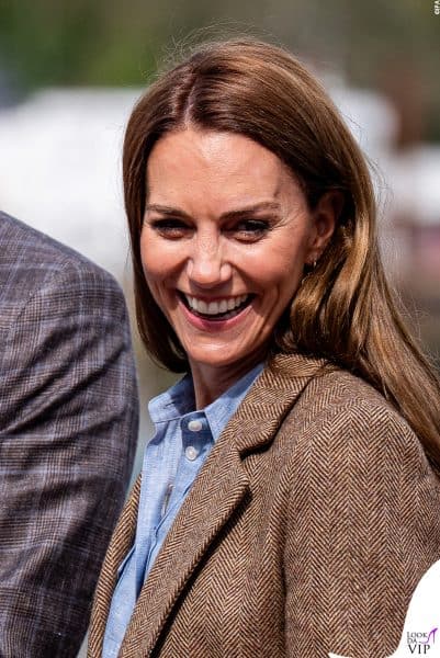 Il look country chic di Kate con blazer marrone e camicia chambray