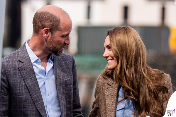 Kate e William si scambiano sorrisi nel loro anniversario in Scozia: giacche in tweed per entrambi