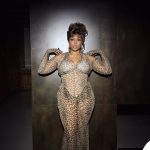 Lizzo fiera del suo look animalier davanti all'obiettivo: si ispira a Shania Twain