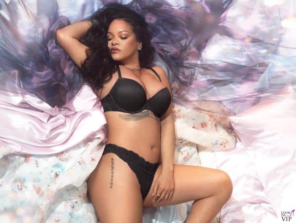 Rihanna sensuale nel set total black Savage X Fenty tra sete e tulle.
