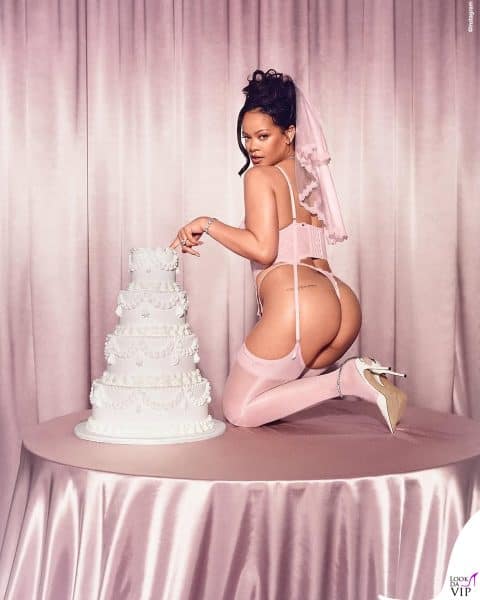 Lingerie rosa e posa ammiccante nel bridal mood Savage X Fenty.