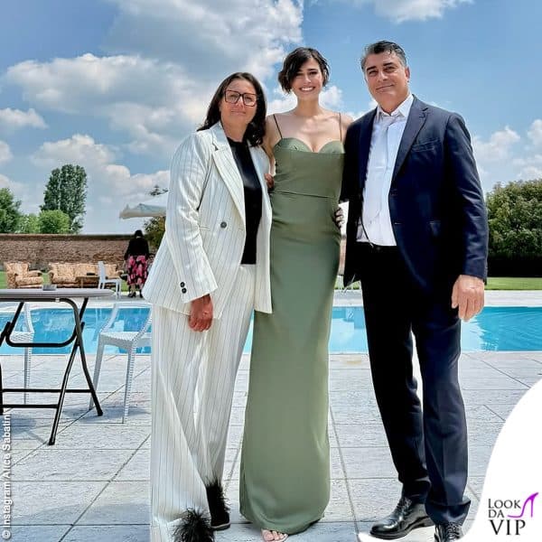 L'ex Miss Italia a bordo piscina con i genitori