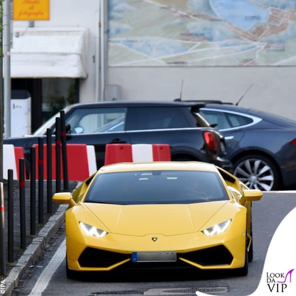 Ilary Blasi e Bastian Muller lasciano Cernobbio a bordo della Lamborghini di lui