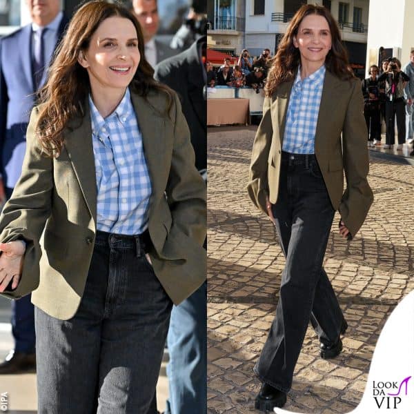 Juliette Binoche con giacca e camicia Loewe