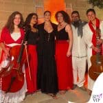 Cecilia Rodriguez in Puglia mostra la collana con il nome della bambina che aspetta