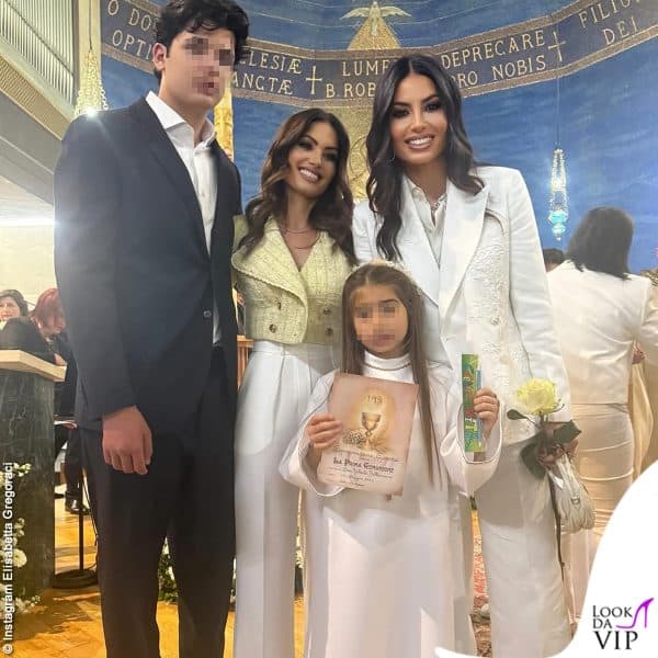 Foto ricordo in Chiesa: con la Gregoraci c'è Nathan Falco, la sorella e la festeggiata 