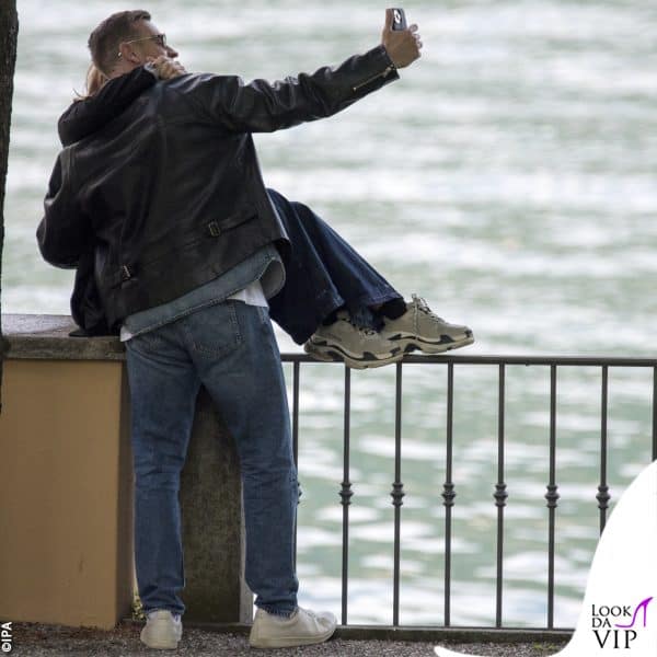 selfie di coppia sul lago 