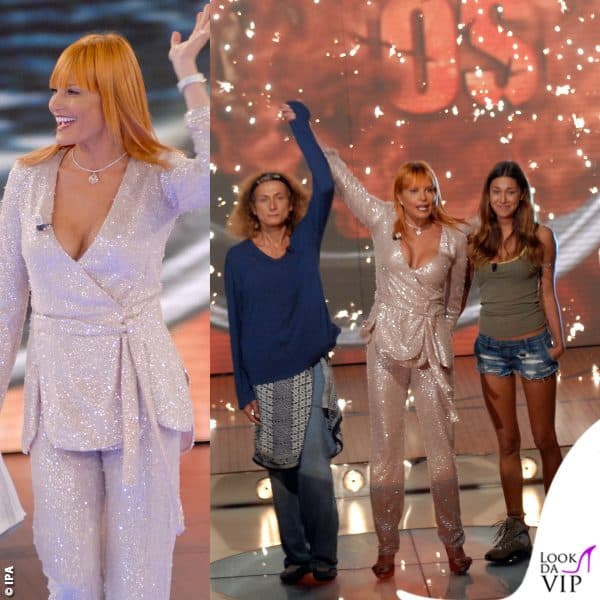 Simona Ventura alla finale dell'Isola dei Famosi 2008 annuncia la vittoria di Vladimir Luxuria su Belen Rodriguez (outfit Giorgio Armani) 