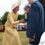 Kate Middleton Garden Party abito Emilia Wickstead cappello Philip Treacy orecchini Robinson Pelham