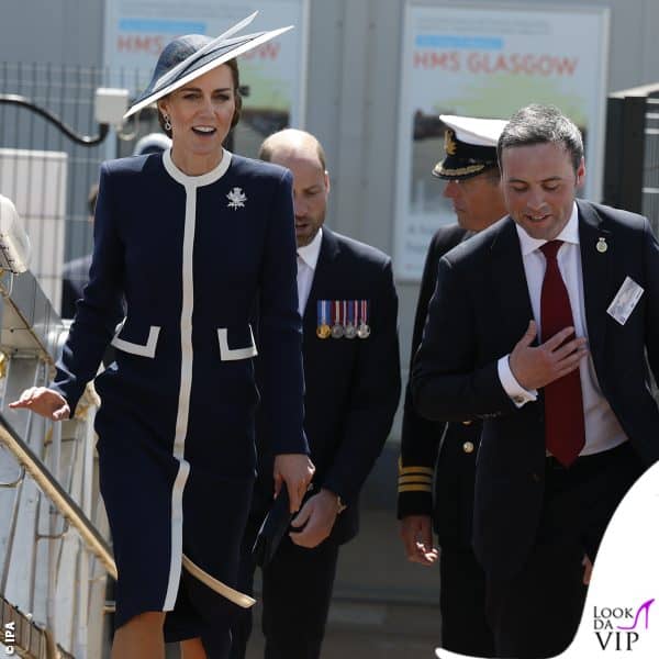 La Middleton ha omaggiato la Marina con i colori blu navy e bianco