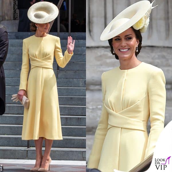 Kate Middleton nel 2022, alla cerimonia con l'abito dal dettaglio incrociato e pump Gianvito Rossi