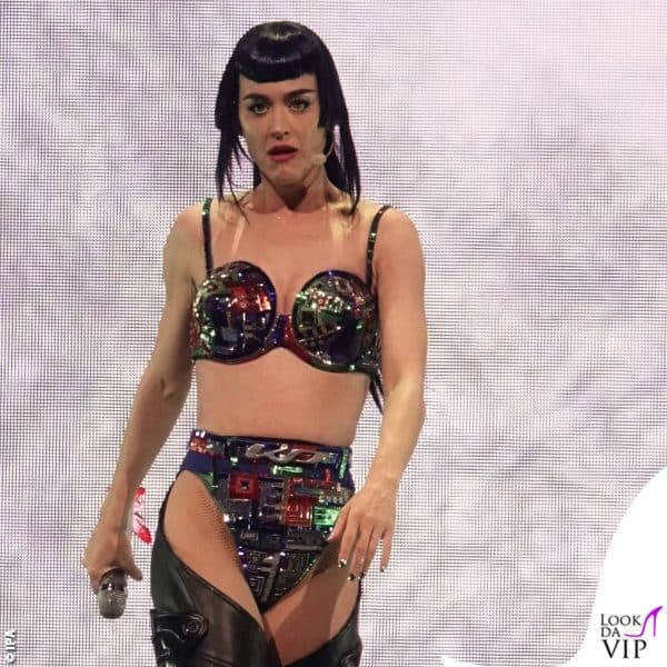 L'outfit in questione, creato dal costumista Zaldy, è questo completo con i circuiti metallici colorati e le sue iniziali in vita