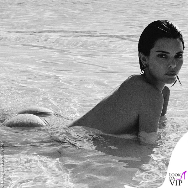 Kendall Jenner in acqua si è tolta il pezzo superiore del costume Calzedonia