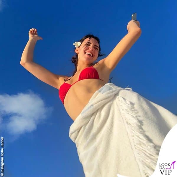Kendall Jenner in bikini rosso ai Caraibi