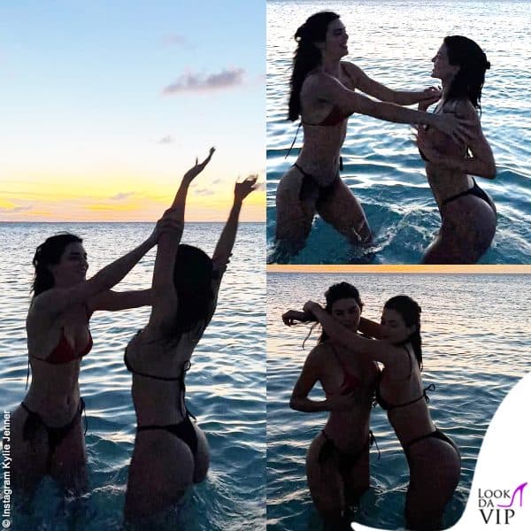 Le sorelle in acqua per un bagno al tramonto