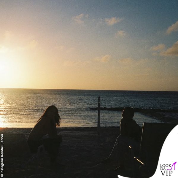 Kendall e Kylie Jenner in vacanza insieme: uno scatto al tramonto