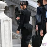 Kim Kardashian tribunale look Galliano occhiali Alaia gioielli Samer Halimeh Briony Raymond