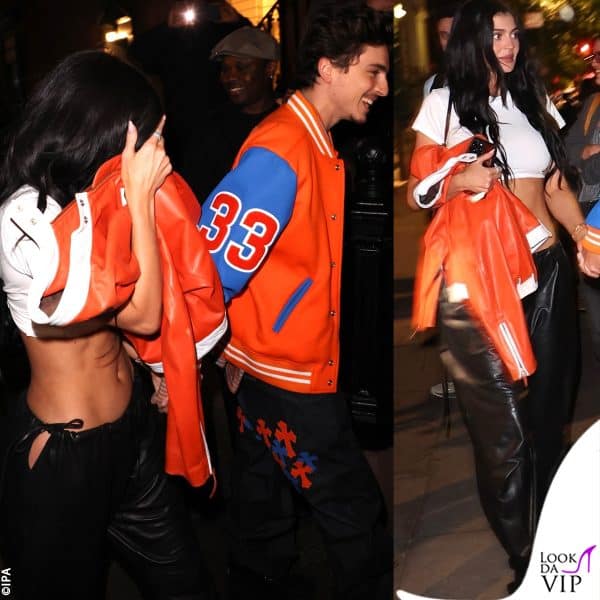 Kylie si nasconde con la giacca arancione 