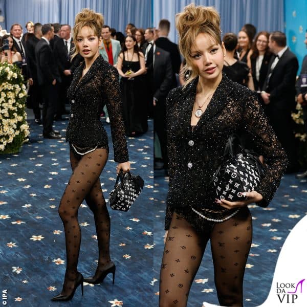 La star di White Lotus ha indossato un nude look Louis Vuitton 