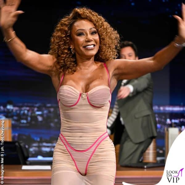 Il nude look della cantante ha scatenato i commenti sui social