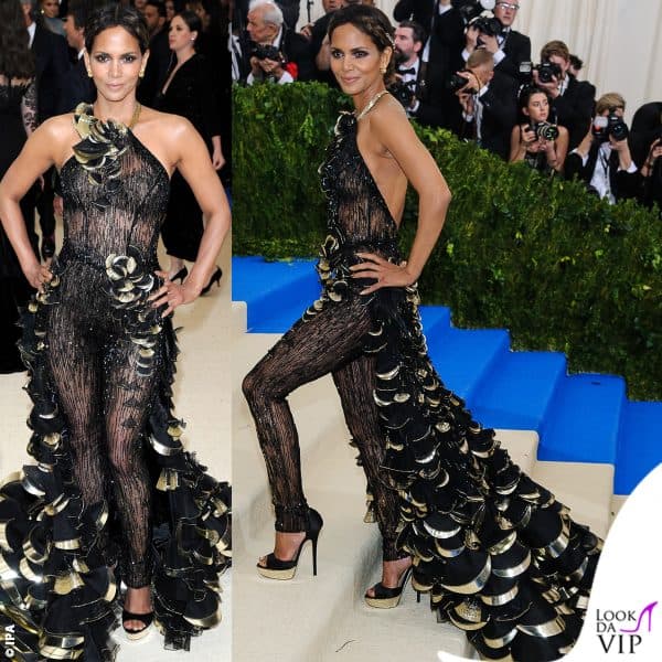 Halle Berry al Met Gala 2017 in Atelier Versace