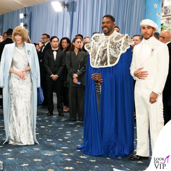 Anna Wintour arriva al Met Gala insieme a Colman Domingo e Lewis Hamilton, co-chair della serata 