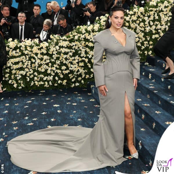 abito Boss e scarpe Roger Vivier per Ashley Graham 