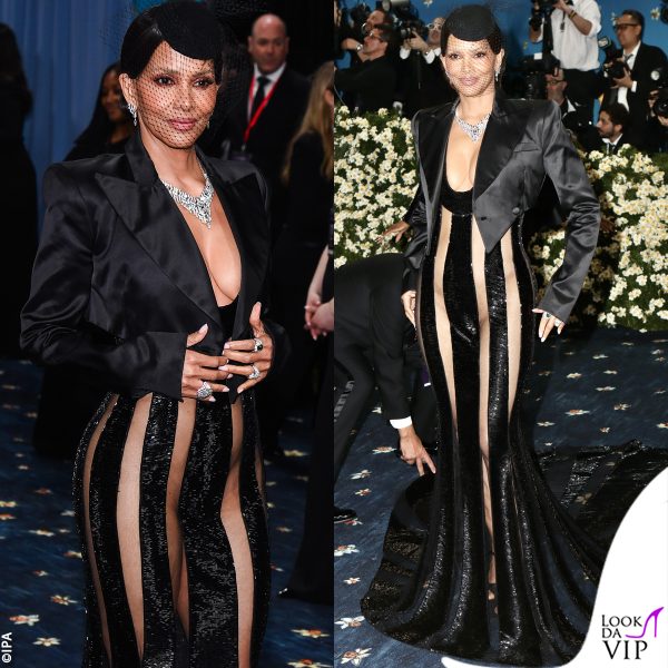 Halle Berry con un outfit LaQuan Smith, gioielli Cartier e fascinator Jennifer Behr 