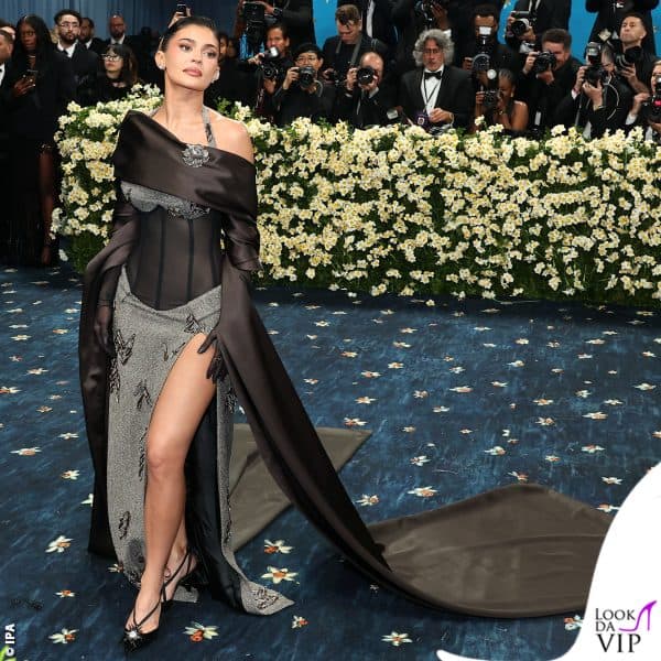 il suo outfit è firmato Ferragamo 