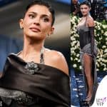 Kylie Jenner in Ferragamo al Met Gala 2025 e il problema ai piedi