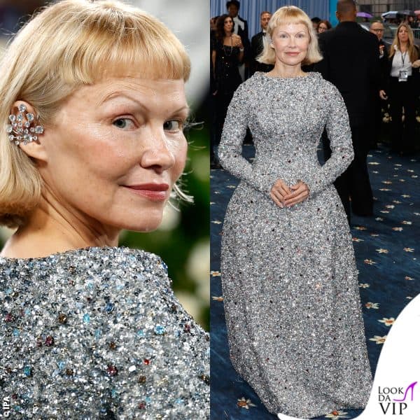 Pamela Anderson con un abito Tory Burch e gioielli Pandora 