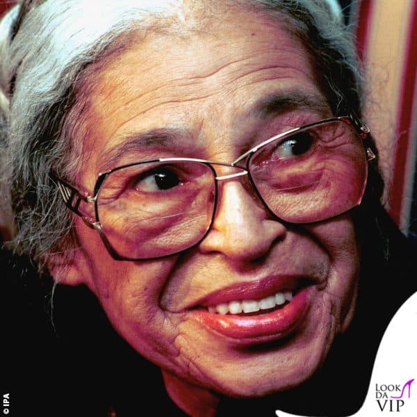 Rosa Parks è la donna famosa per aver rifiutato nel 1955 di obbedire alla regola di cedere il proprio posto su un autobus a un bianco