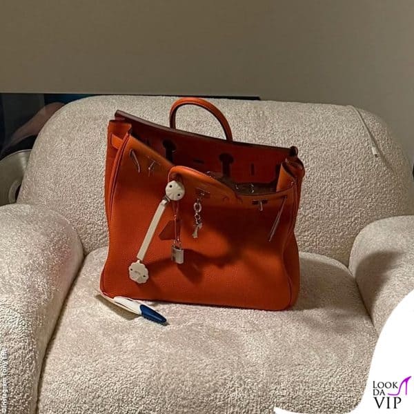 sulla borsa Hac di Hermès è appeso un ciuccio 