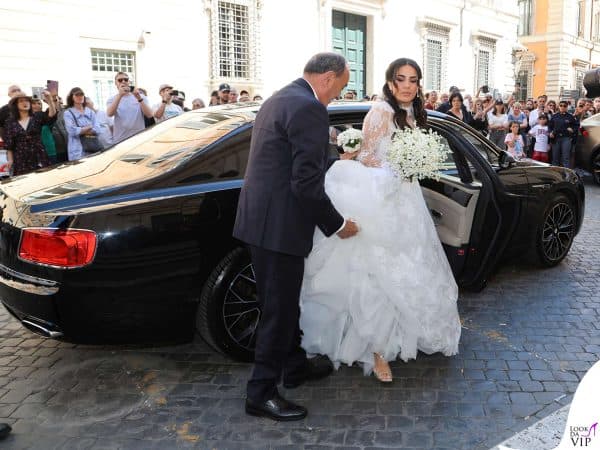 L'elegante auto nera della sposa.