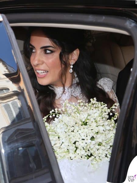Lo sguardo della sposa tra i riflessi della vettura che l'ha accompagnata.