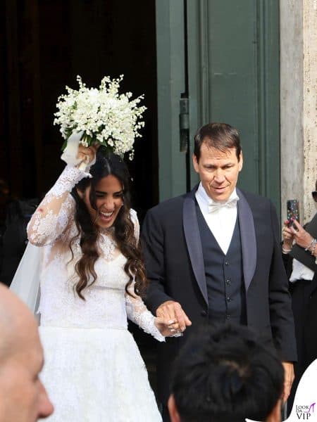 Francesca Brienza si copre dal lancio di petali ridendo, al fianco di Garcia.