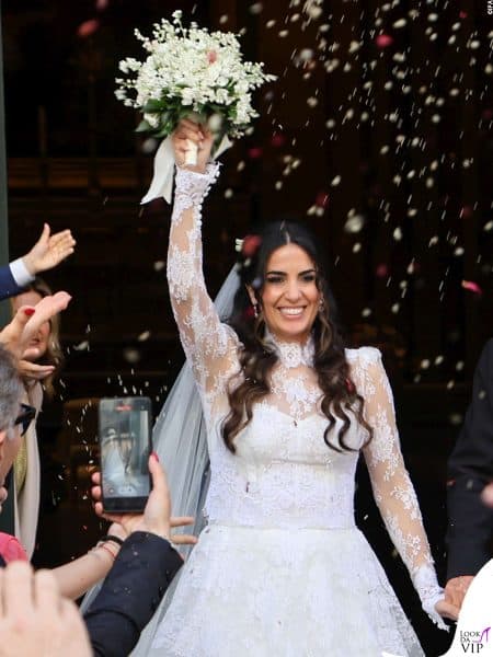 Primo piano di Francesca Brienza con il bouquet bianco sollevato.