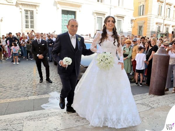 Francesca Brienza sale le scale per entrare nella chiesa di San Luigi dei Francesi.