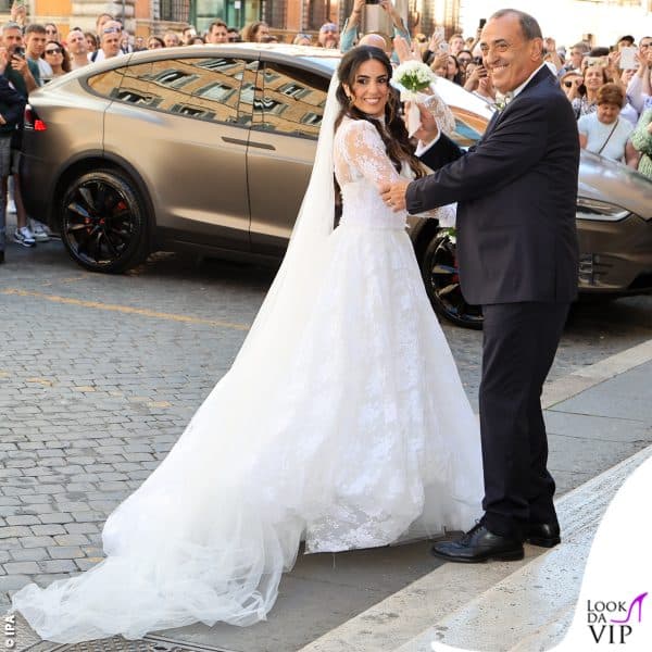 bagno di folla per la sposa
