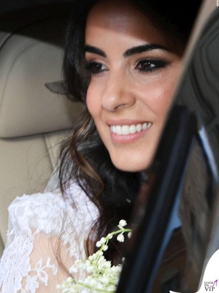 Francesca Brienza sorride dallauto con il bouquet tra le mani.
