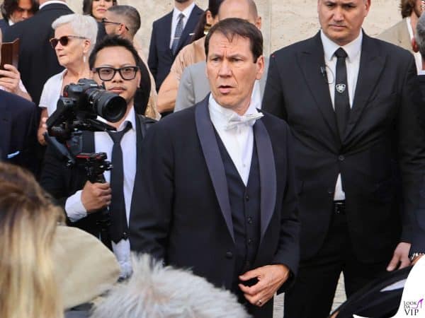 Il mister Garcia circondato da fotografi ed ospiti all'uscita dalla cerimonia.