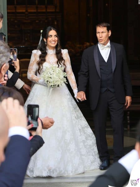 Francesca Brienza e Rudi Garcia sorridono mentre lasciano la chiesa dopo le nozze.