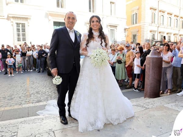 Francesca Brienza sorride emozionata davanti alla folla radunata.