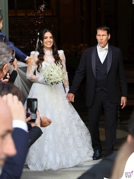 Francesca Brienza e Rudi Garcia escono sorridenti dalla chiesa dopo il sì.