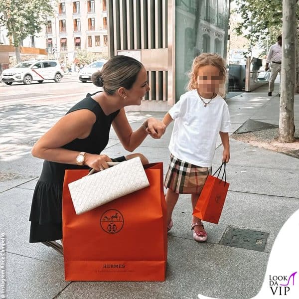 Alice Campello fa shopping da Hermès con la figlia Bella Morata 
